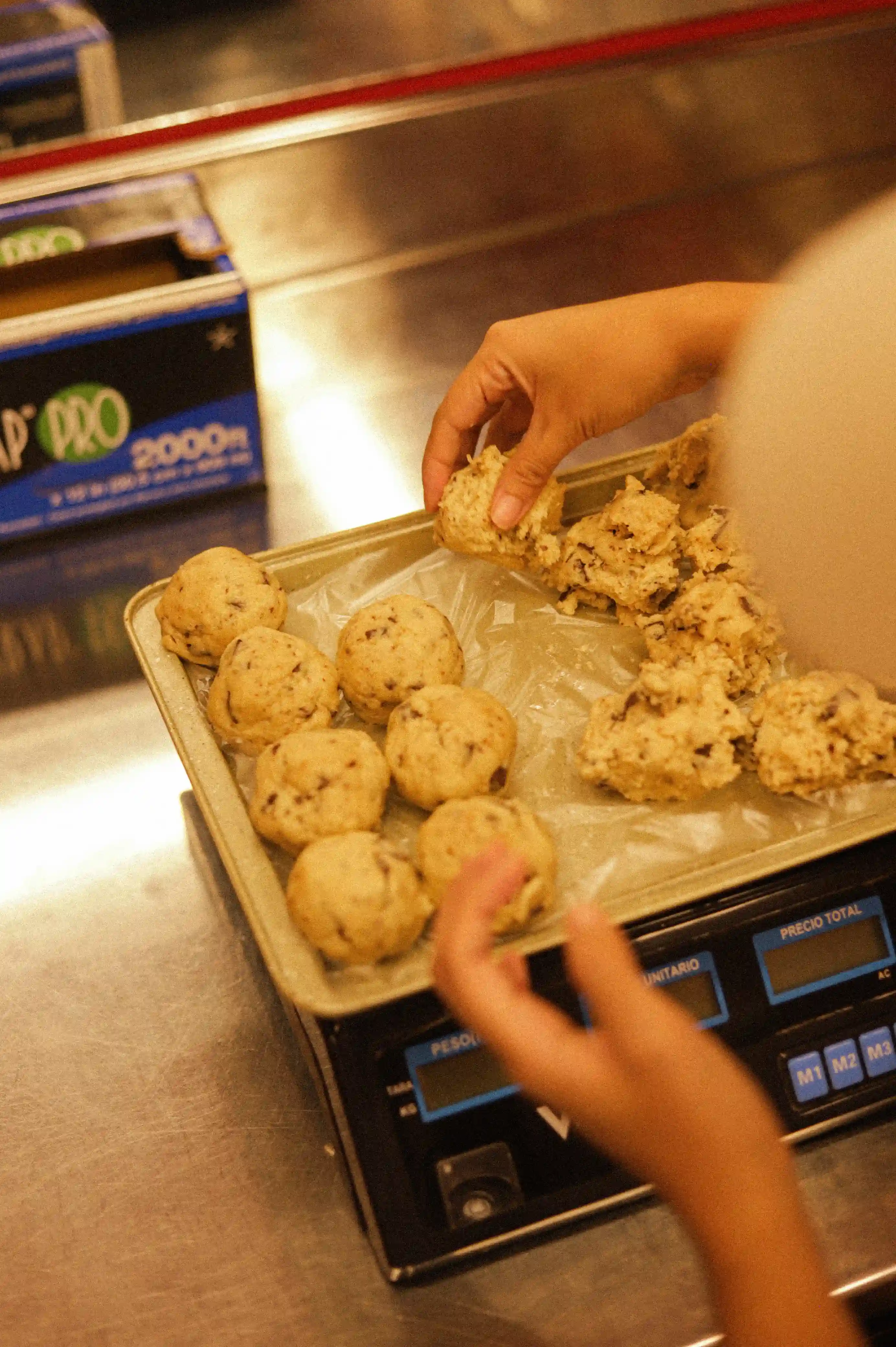 Cookies en bandeja recién horneadas